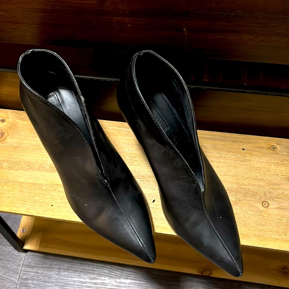 Pointed toe Black Women's Ankle Booties